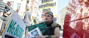 Bei der Demonstration für seinen "Gemischtwarenladen für Revolutionsbedarf", M99, war natürlich auch Inhaber Hans-Georg Lindenau dabei.