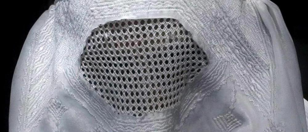 Eine Frau trägt in der afghanischen Hauptstadt Kabul eine traditionelle Burka.