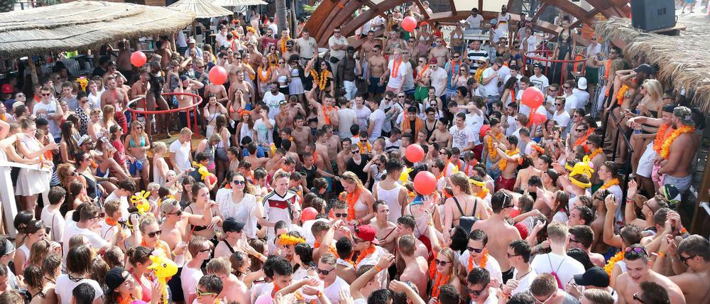 Touristen feiern in einem Open-Air-Club in der Nähe vom Partystrand Zrce in Novalija (Kroatien).