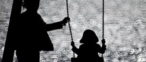 Drei Viertel der Kinder alleinerziehender Mütter in Deutschland bekommen keinen oder zu geringen Unterhalt vom Kindesvater.