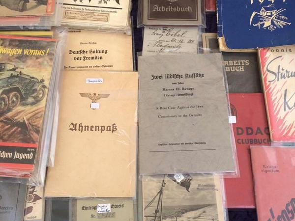 Nicht nur Abzeichen sondern auch NS-Literatur findet man zuhauf am Ostbahnhof.