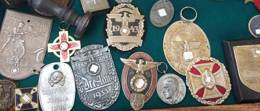 Alles legal - ein Händler verkauft NS-Devotionalien am Kupfergraben. Das Hakenkreuz ist abgedeckt.