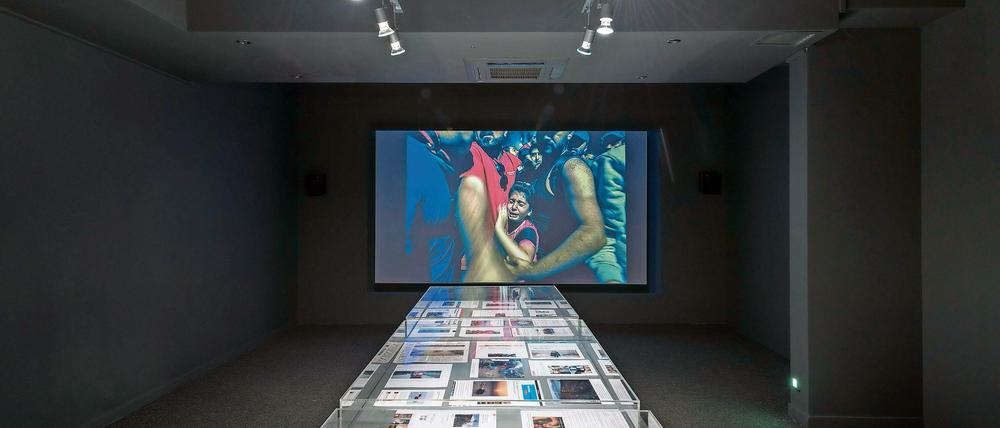 Elend in Farbe. Installation von Yannis Behrakis, "The Persecuted" (Kos, Lesbos, Idomeni, Piraeus, 2015)".