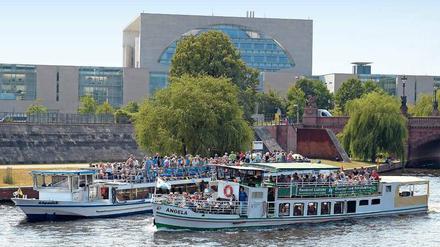 Eine neue Perspektive. Schön ist der Blick auf die Stadt vom Wasser aus. Bötchentouren sind beliebt.
