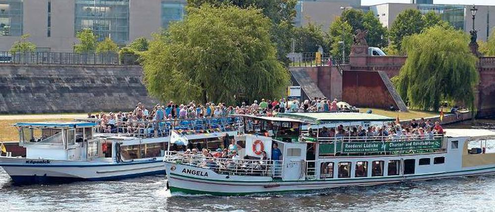 Eine neue Perspektive. Schön ist der Blick auf die Stadt vom Wasser aus. Bötchentouren sind beliebt.