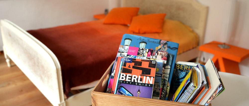 Schön gemütlich, und Infos gibt es auch: Ferienwohnungen sind für viele Urlauber eine bequeme, günstige Alternative zum Hotel.