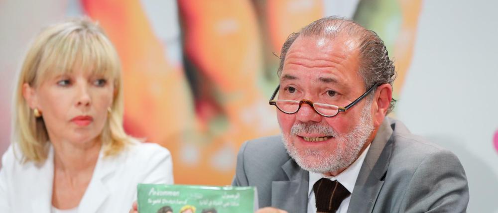 Lies mal: Doris Schröder-Köpf ist Landesbeauftragte für Migration und Teilhabe in Niedersachsen. In Berlin stellte sie ein Buch über Kinderrechte vor. Moderiert wurde die Pressekonferenz von Journalist R. Uwe Proll.