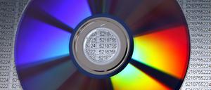 Eine CD liegt in Köln auf einem Datensatz. NRW-Finanzminister Norbert-Walter-Borjans (SPD) kämpft gegen Steuerbetrüger.