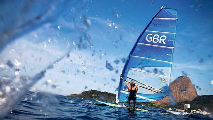 Kein Müll in Sicht. Spezielle Boote halten die Bucht vor Rio während der Surf-Wettbewerbe sauber. 