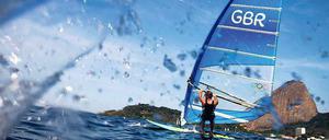 Kein Müll in Sicht. Spezielle Boote halten die Bucht vor Rio während der Surf-Wettbewerbe sauber. 