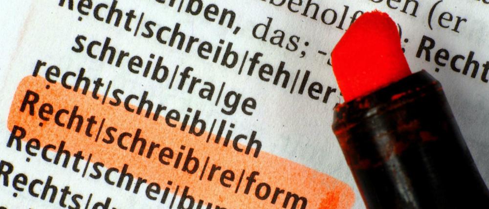 Die Rechtschreibreform ist noch immer umstritten. Doch für die mangelhafte Rechtschreibung der Schüler ist sie nach Auffassung des Chefs des Philologenverbands nicht verantwortlich.