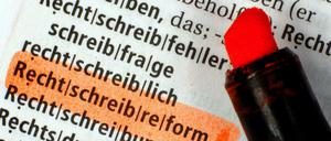 Die Rechtschreibreform ist noch immer umstritten. Doch für die mangelhafte Rechtschreibung der Schüler ist sie nach Auffassung des Chefs des Philologenverbands nicht verantwortlich. 