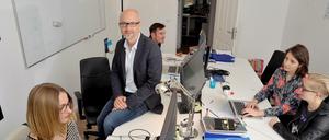 Civey-Chef Gerrit Richter (2. v. l.) und Team in den Büroräumen in der Reichenberger Straße in Berlin-Kreuzberg