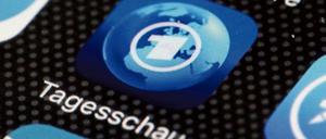 Die "Tagesschau"-App auf einem Smartphone. Der Rechtsstreit zwischen Zeitungsverlagen und der ARD um die Tagesschau-App beschäftigt die Gerichte.
