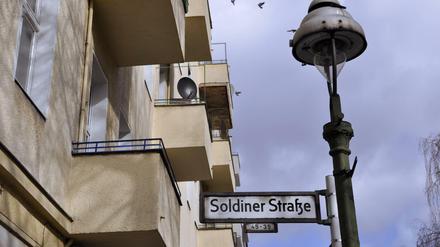 In der Soldiner Straße bedrängten 70 Männer am Montagabend Polizeibeamte.