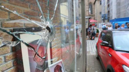 Eine zerstörte Glasscheibe in der Altstadt von Ansbach.
