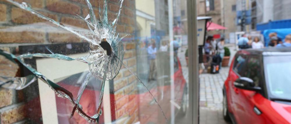 Eine zerstörte Glasscheibe in der Altstadt von Ansbach.