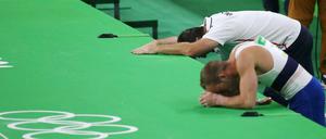 Nicht zum Hingucken: Die Reaktion der Franzosen nach der schlimmen Verletzung von Samir Ait Said.