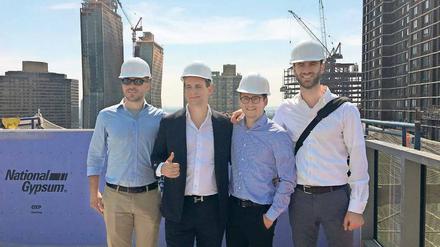 Die Vier von der Baustelle in Manhattan: Die Berliner Start-up-Unternehmer Robert Gmeiner, Gunther Schmidt und Ferdinand von Fumetti wollen mit Medici Living den globalen Markt „rocken“ (von links). Bei der Eroberung New Yorks hilft ihnen Evan Kasper, Managing Director USA (ganz rechts) – hier bei der Besichtigung eines Neubaus, der derzeit verhandelt wird.