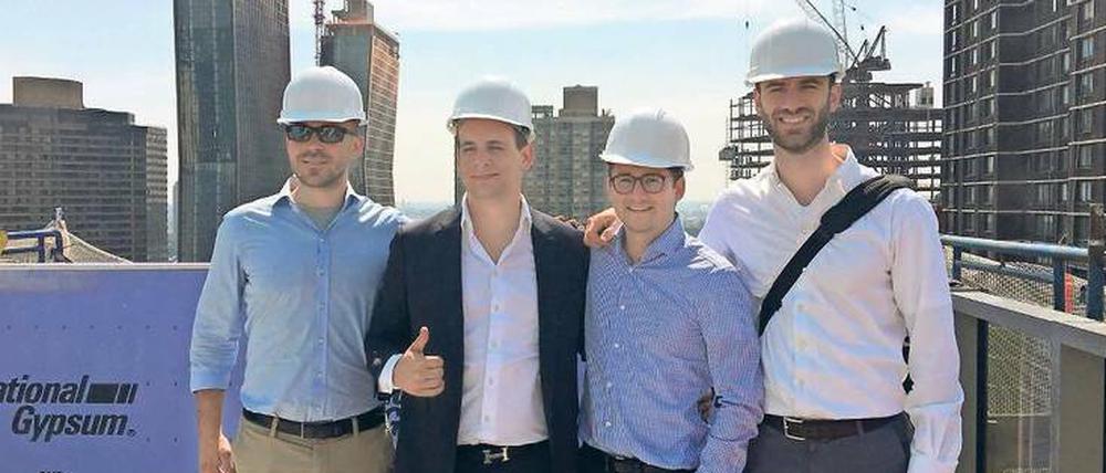Die Vier von der Baustelle in Manhattan: Die Berliner Start-up-Unternehmer Robert Gmeiner, Gunther Schmidt und Ferdinand von Fumetti wollen mit Medici Living den globalen Markt „rocken“ (von links). Bei der Eroberung New Yorks hilft ihnen Evan Kasper, Managing Director USA (ganz rechts) – hier bei der Besichtigung eines Neubaus, der derzeit verhandelt wird.