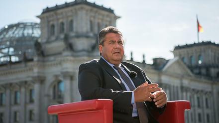Bundeswirtschaftsminister und SPD-Bundesvorsitzender Sigmar Gabriel beim ARD-Sommerinterview.