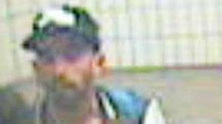 Die Polizei sucht diesen Mann im Zusammenhang mit der sexuellen Nötigung einer jungen Frau.