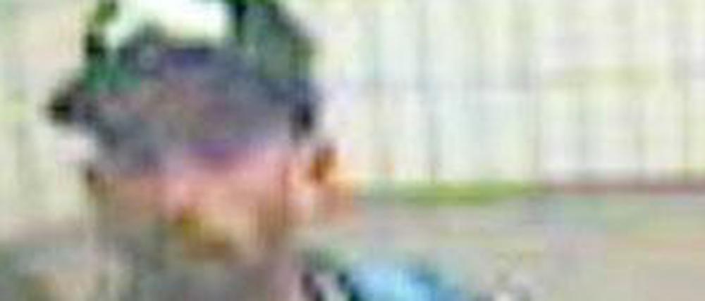 Die Polizei sucht diesen Mann im Zusammenhang mit der sexuellen Nötigung einer jungen Frau.