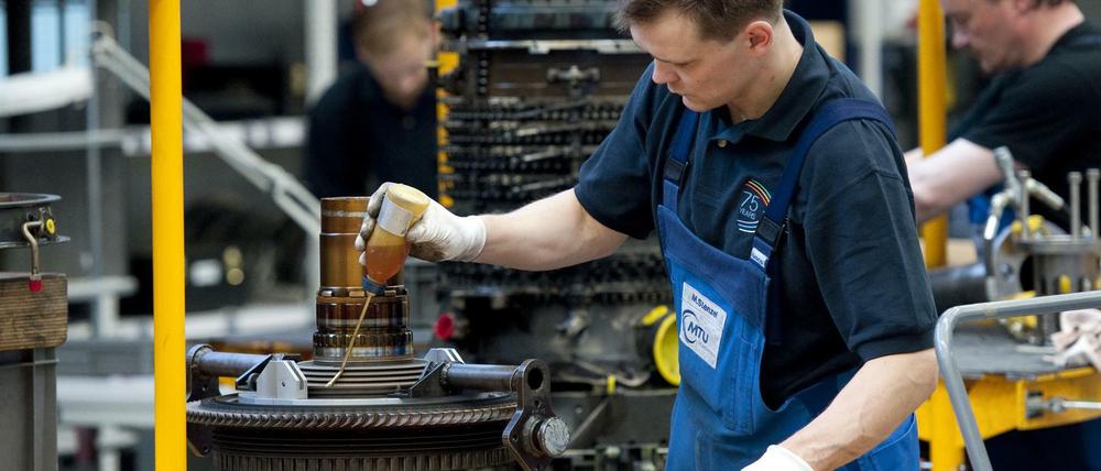Den exportstarken Industrien geht es gut. Ingenieure arbeiten bei MTU in Ludwigsfelde an einer Flugzeugturbine.