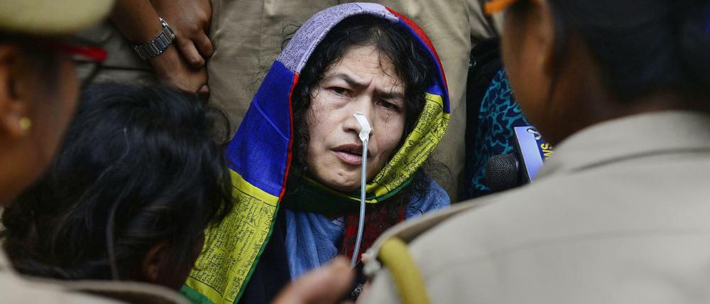 Die 44-jährige Irom Sharmila am Dienstag auf einer Pressekonferenz in Imphal nach Beendigung ihres 16-jährigen Hungerstreiks.