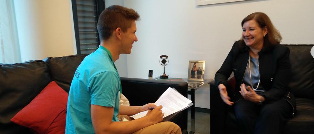 Milan Marcus, Redakteur der Paralympics Zeitung, im Gespräch mit der brasilianischen Botschafterin.