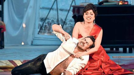 Messer raus. Jared Ice als römischer Polizeichef und Yulia Yurenkova als Tosca.