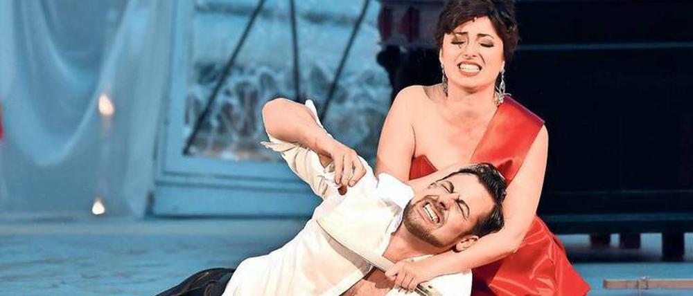Messer raus. Jared Ice als römischer Polizeichef und Yulia Yurenkova als Tosca.