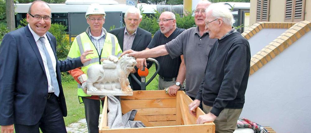 Gerhard Hanke, Michael Krüger, der Abgeordnete Peter Trapp, Wolfgang Kleßen, Horst Pessel und Rainer Nitsch vom Kladower Forum (v.l.n.r.).
