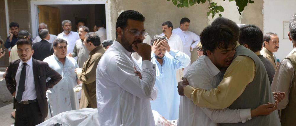 Pakistanische Angehörige der Opfer trauern vor dem Tatort.