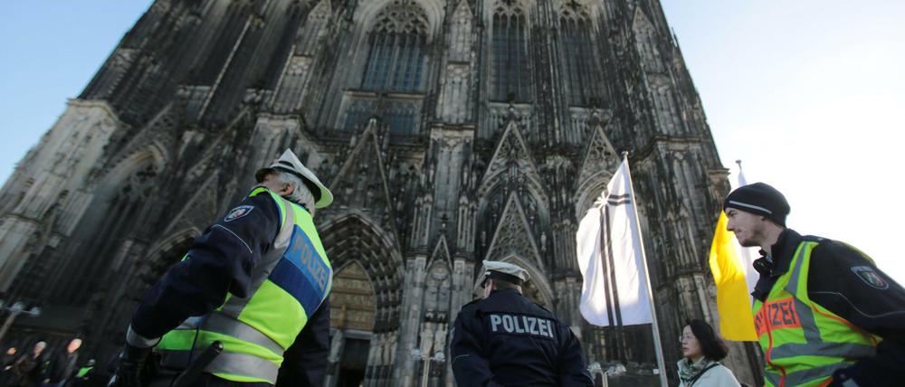 Die Kölner Polizei kommt nicht zur Ruhe. Eine 26-jährige Polizei hat offenbar ihre Kollegen monatelang mit Kameras und Mikrofone überwacht.