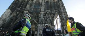 Die Kölner Polizei kommt nicht zur Ruhe. Eine 26-jährige Polizei hat offenbar ihre Kollegen monatelang mit Kameras und Mikrofone überwacht.