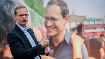 Der Regierende vor dem neuen Wahlplakat (das im Original tatsächlich scharf zu sehen ist).