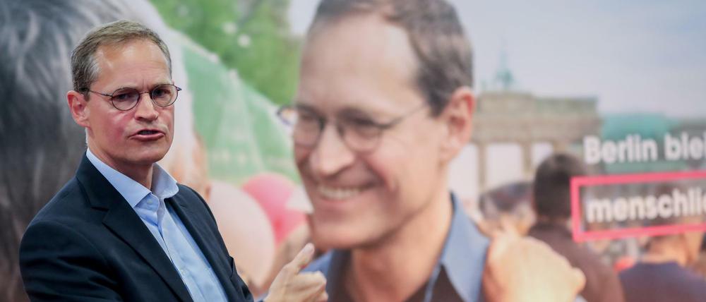 Der Regierende vor dem neuen Wahlplakat (das im Original tatsächlich scharf zu sehen ist).