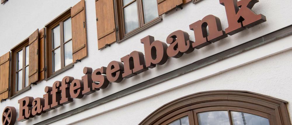 Die Raiffeisenbank Gmund am Tegernsee verlangt von reichen Sparern künftig Strafzinsen.