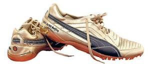 Usain Bolt 2008, Peking. Wer goldene Schuhe trägt, ist siegessicher. So sehr, dass auch offene Schnürsenkel Bolt nicht davon abhielten, in Peking seine erste Goldmedaille über 100 Meter zu gewinnen. Kurz danach stellte er über 200 Meter den Weltrekord von Carl Lewis ein. Neun Millionen Dollar kostet Puma der Werbevertrag mit Bolt jährlich.