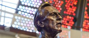 Chefdirigent Claudio Abbado interessierte sich sehr für den Inhalt der Programmheft des Orchesters.