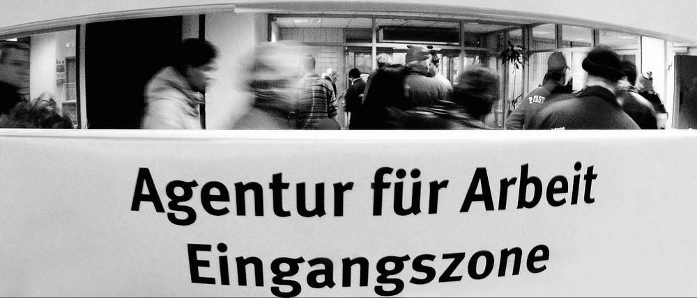 Sozialhilfeempfaenger in der Gelsenkirchener Agentur fuer Arbeit.