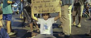 Ein junger Flüchtling in Thessaloniki fordert sein Menschenrecht auf ein würdevolles Leben ein.  