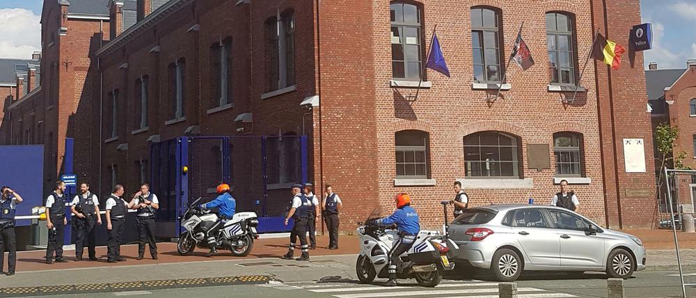 Eine Handy-Aufnahme zeigt Polizisten, die nach dem Machten-Angriff ein Polizeigebäude in der belgischen Stadt Charleroi sichern.