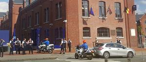 Eine Handy-Aufnahme zeigt Polizisten, die nach dem Machten-Angriff ein Polizeigebäude in der belgischen Stadt Charleroi sichern.