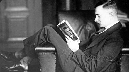 Harry Domela 1931 bei der Lektüre seines Buches