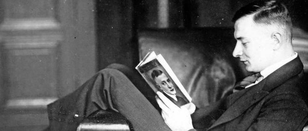 Harry Domela 1931 bei der Lektüre seines Buches