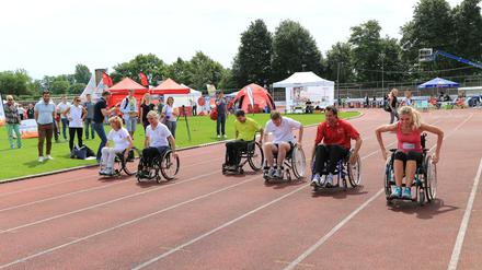 Gudrun Doll Tepper (l), DOSB Vizepräsidentin Bildung, mit Sport-Botschafter/innen Kirsten Bruhn, Holger Nikelis, Frank Busemann, Danny Ecker, Miriam Höller beim Rollstuhl-Sprint. 