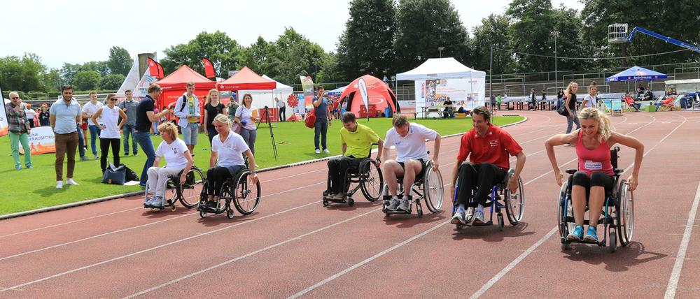 Gudrun Doll Tepper (l), DOSB Vizepräsidentin Bildung, mit Sport-Botschafter/innen Kirsten Bruhn, Holger Nikelis, Frank Busemann, Danny Ecker, Miriam Höller beim Rollstuhl-Sprint. 