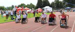 Gudrun Doll Tepper (l), DOSB Vizepräsidentin Bildung, mit Sport-Botschafter/innen Kirsten Bruhn, Holger Nikelis, Frank Busemann, Danny Ecker, Miriam Höller beim Rollstuhl-Sprint.